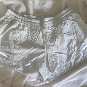 Lululemon white hotty hot 2.5 shorts